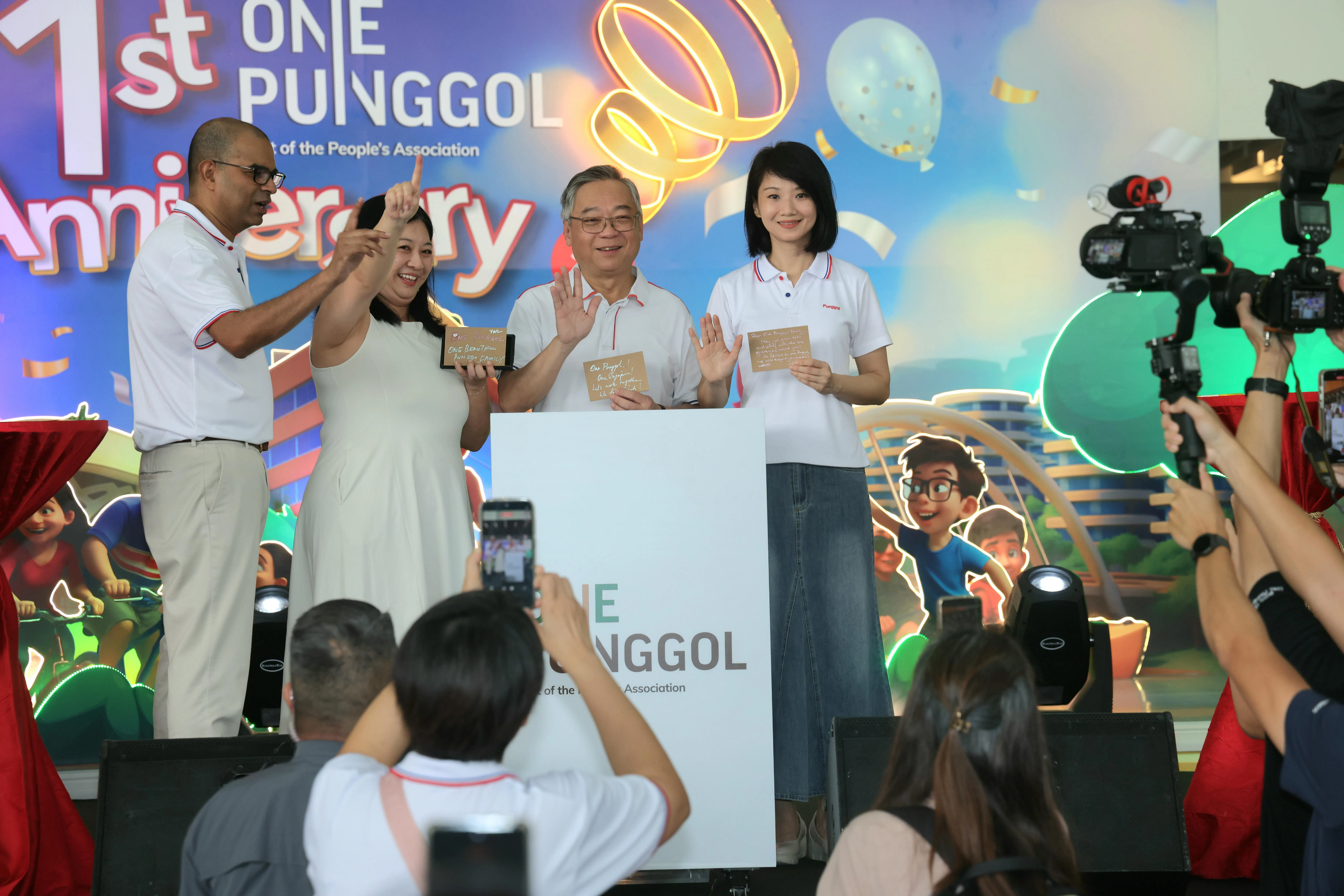 以副总理颜金勇（右二）为首的榜鹅集选区议员团队，星期天（9月28日）上午出席了榜鹅综合社区中心开幕一周年庆祝活动，现场亲手写下祝福卡片，放入时间囊封存。左起为普杰立医生、杨涴凌，以及孙雪玲。（郑一鸣摄）