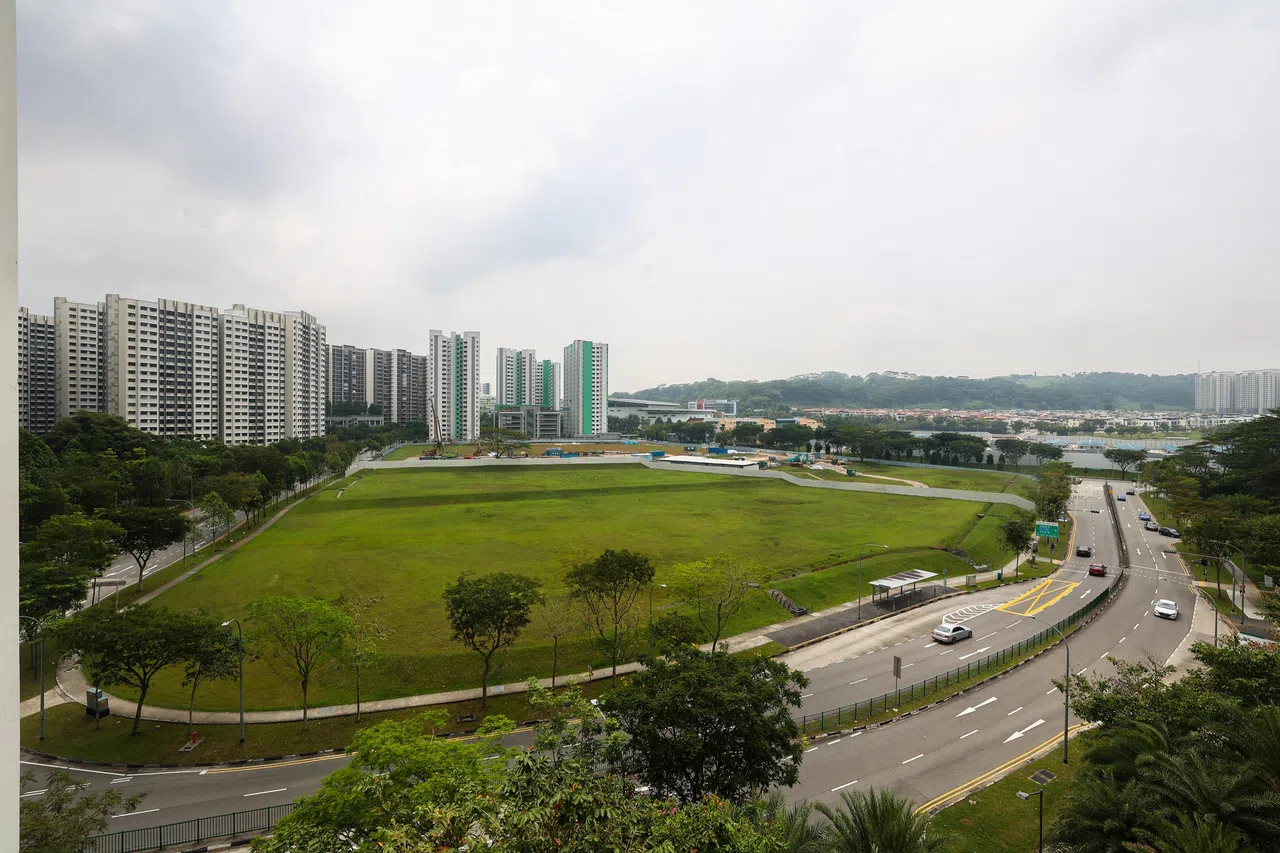 蔡厝港7道第810A座组屋对面的空地将兴建综合体育设施，预计2025年竣工。（陈渊庄摄）