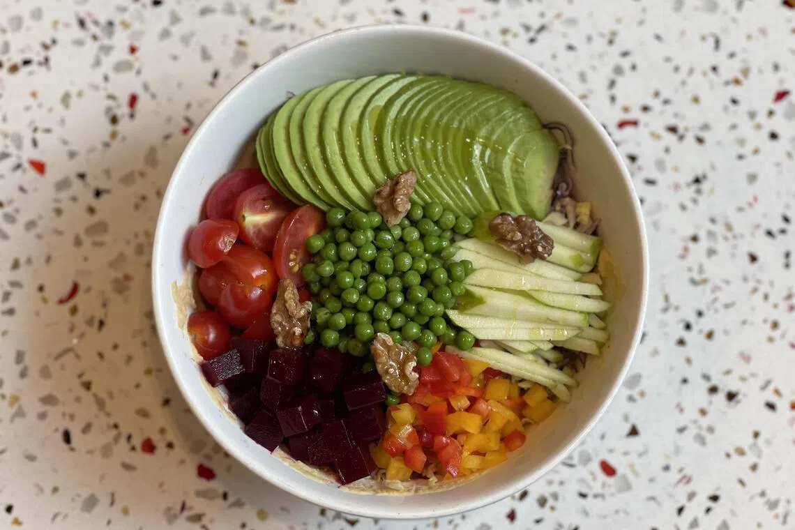 缤纷的佛陀碗，有层层叠叠的蔬果。（黄靖晶摄）