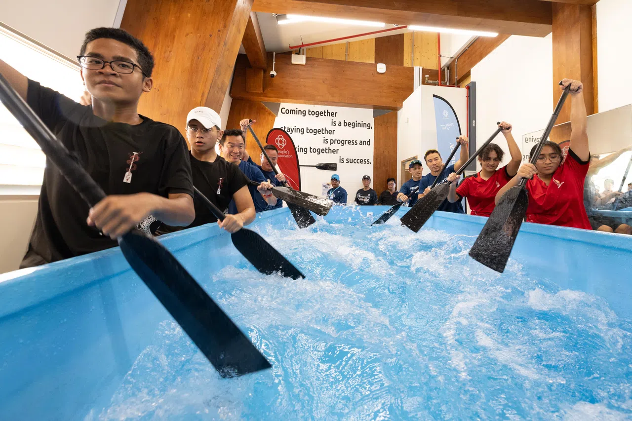 新中心设有本地首个室内龙舟模拟器，让公众在可控的环境中练习，同时帮助特需者在正式下水前熟悉操作，增加自信。（特约沈康雄摄）
