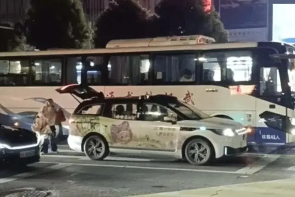 武汉萝卜快跑车辆集体“瘫痪” 乘客被困