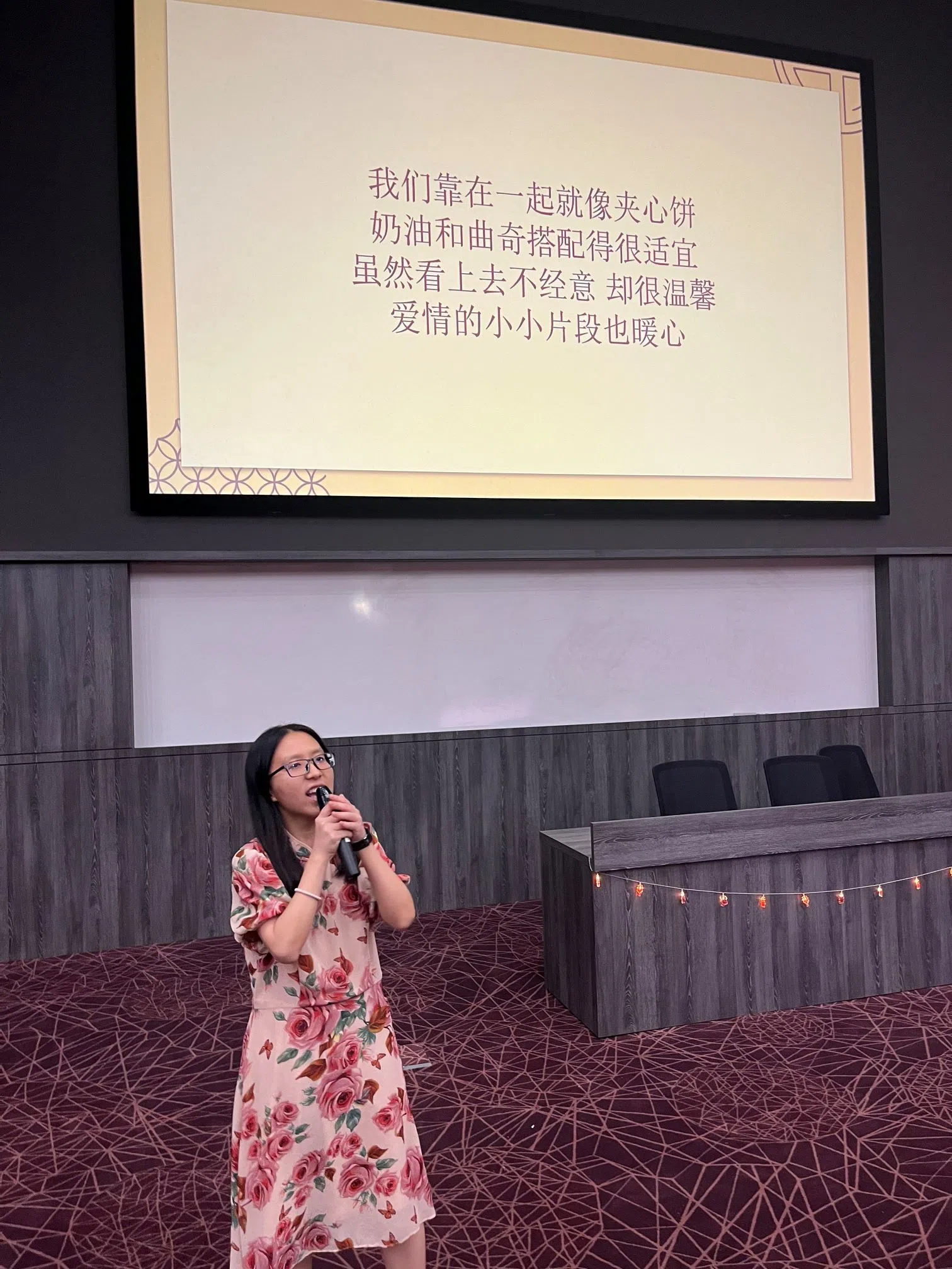 作为“告别演出”，大四生李欣融深情演绎自创曲《夹心饼》。（国大中文系同学会提供）