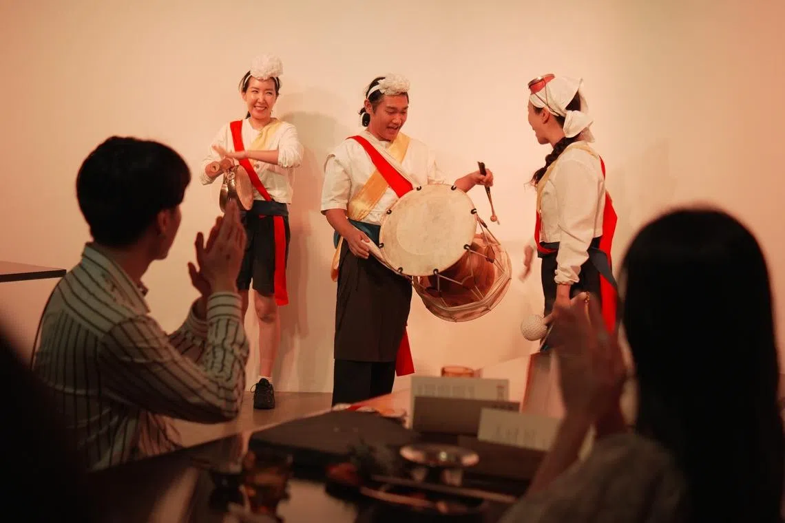 欢乐的传统表演是整场美食盛宴的高潮。（餐馆提供）