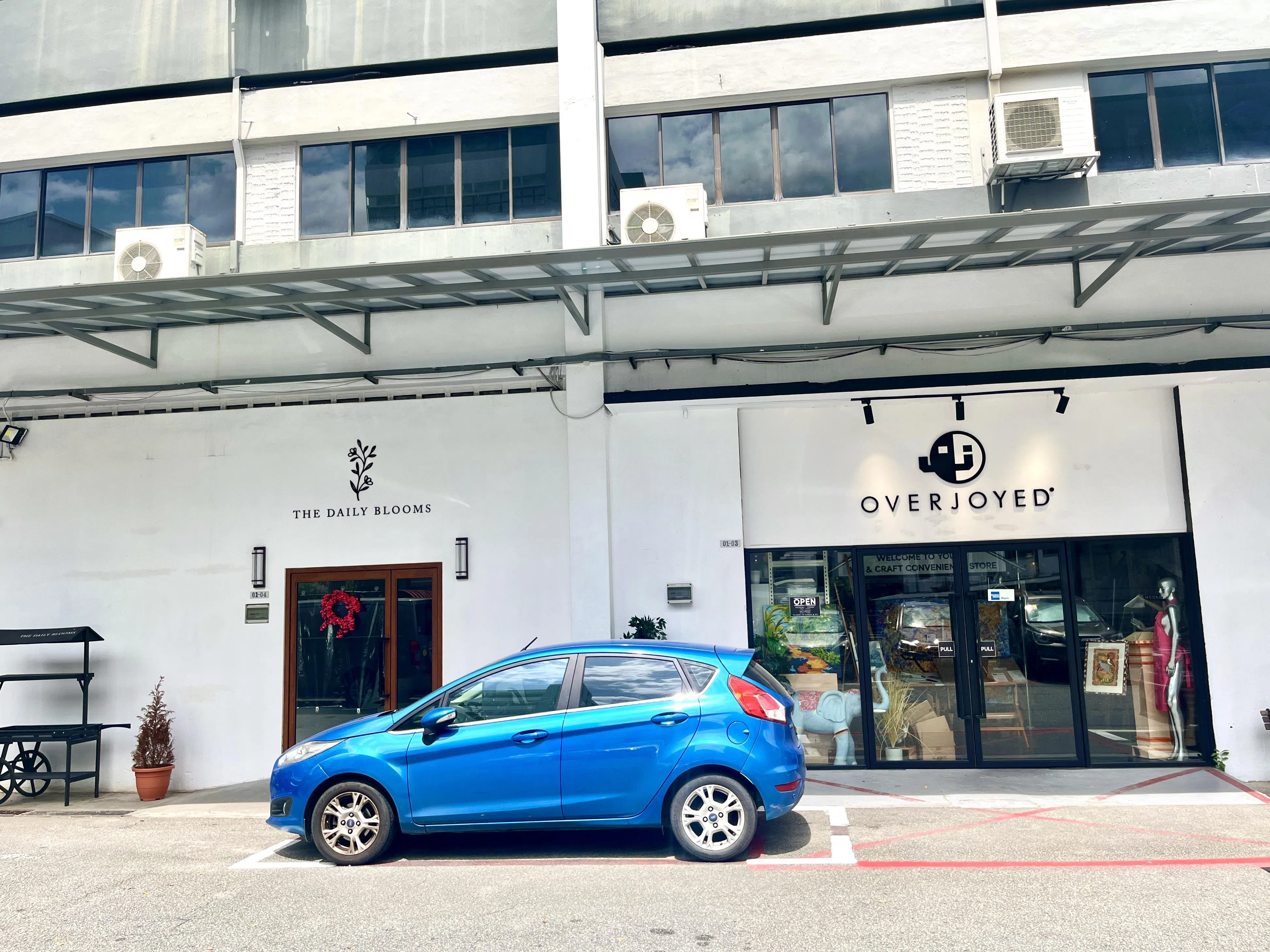 光明工业大厦一楼有花店和美术用品专卖店。（陈映蓁摄）