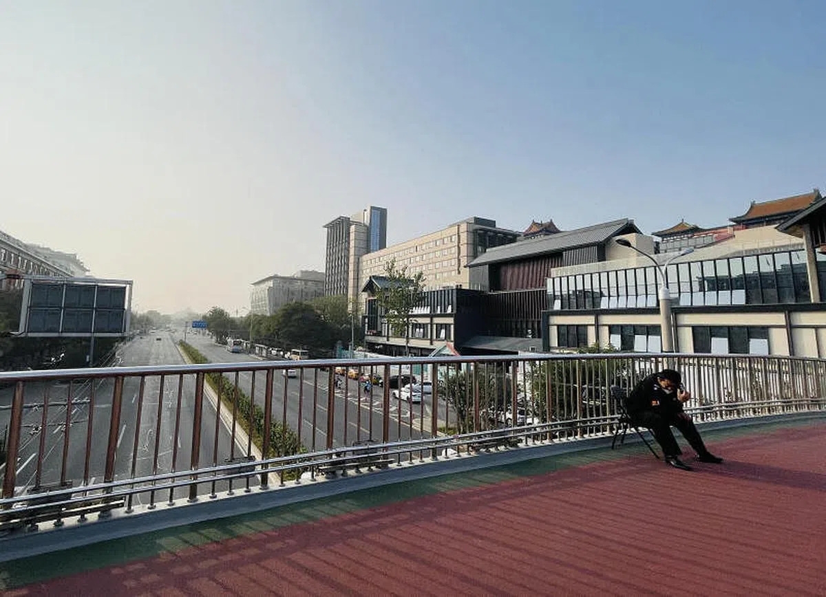 北京街头星期五（10月14日）增设由安保志愿者执勤的“守望岗”，天桥上也有专人看守。（陈婧摄）