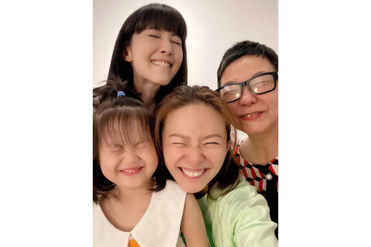 欧萱与韩雪卿（上排右）、王欣母女在片场相处甚欢。（取自艺人IG）