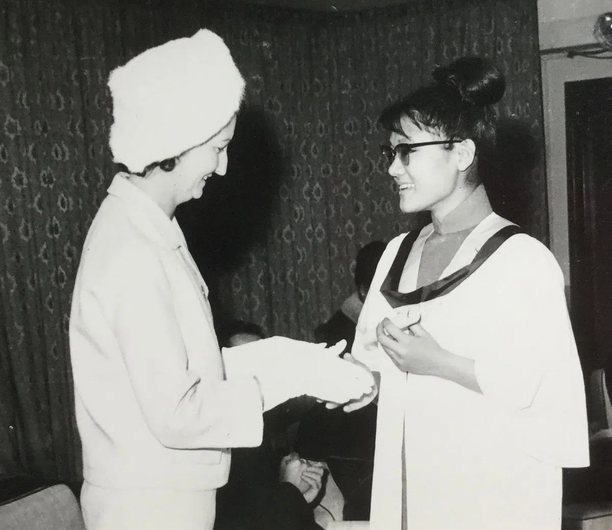 16岁的叶丽仪（右）领取中学毕业证书。（叶丽仪提供）