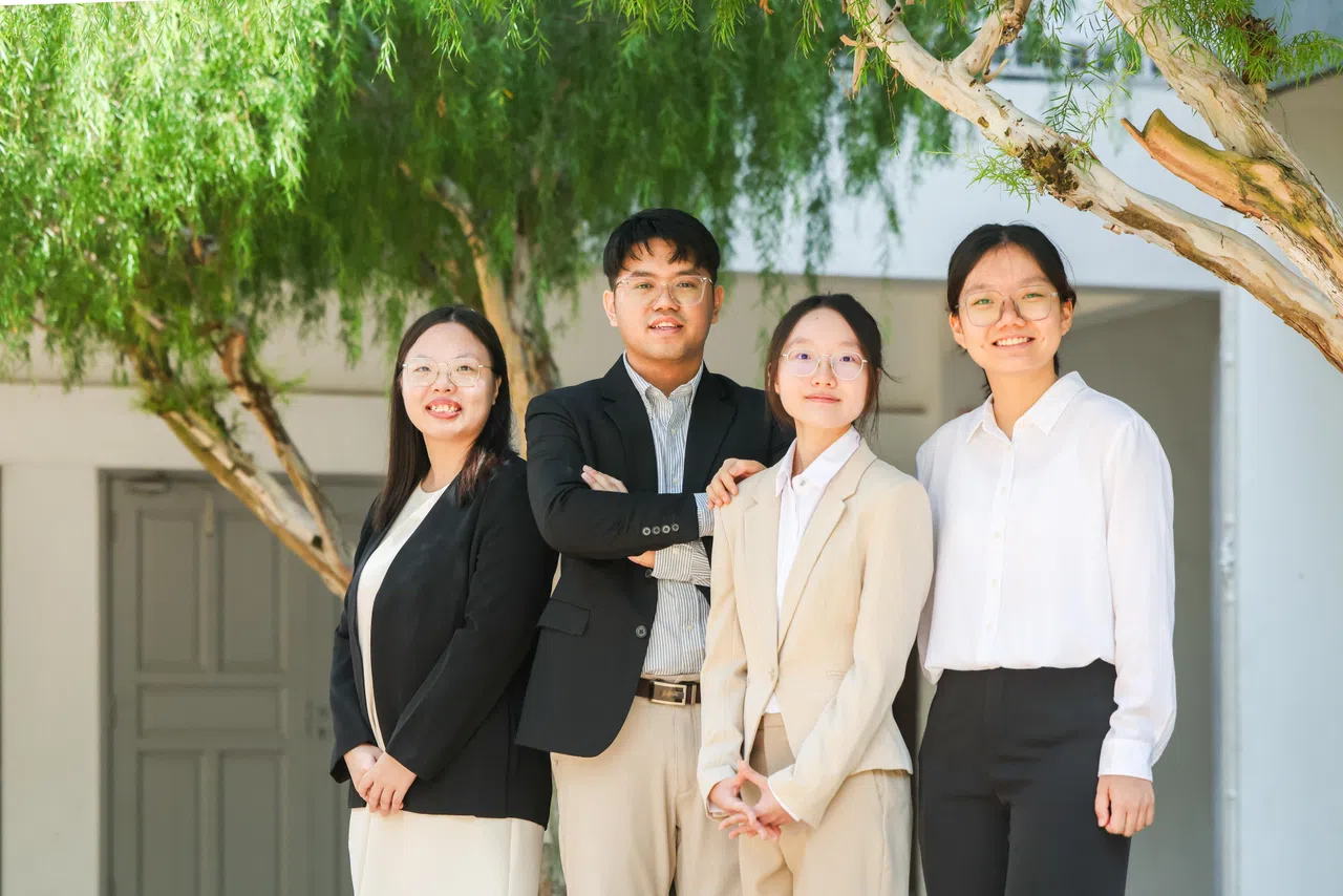 今年有四名优秀生获得宗乡总会奖学金，即陈思静（左起）、黄政勋、李宇雯和林启雯。他们本月底将启程到中国念大学。（陈斌勤摄）