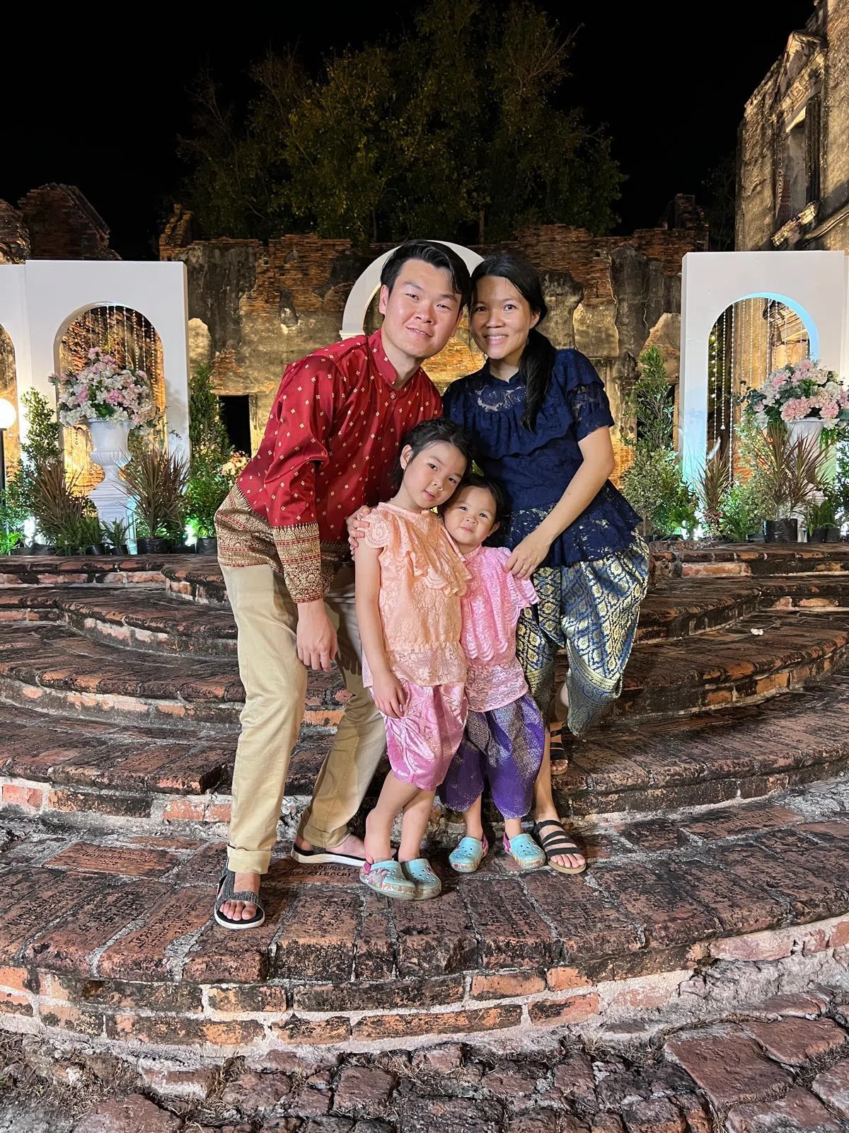 陈骏扬（左）和徐恩欣（右）通过在泰国的生活教育两个孩子，让她们吸取课本以外的知识。（受访者提供）