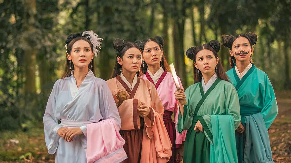 黄诗棋（左）在《辣死你妈1.0》演出“小龙女”。（mm2娱乐提供）