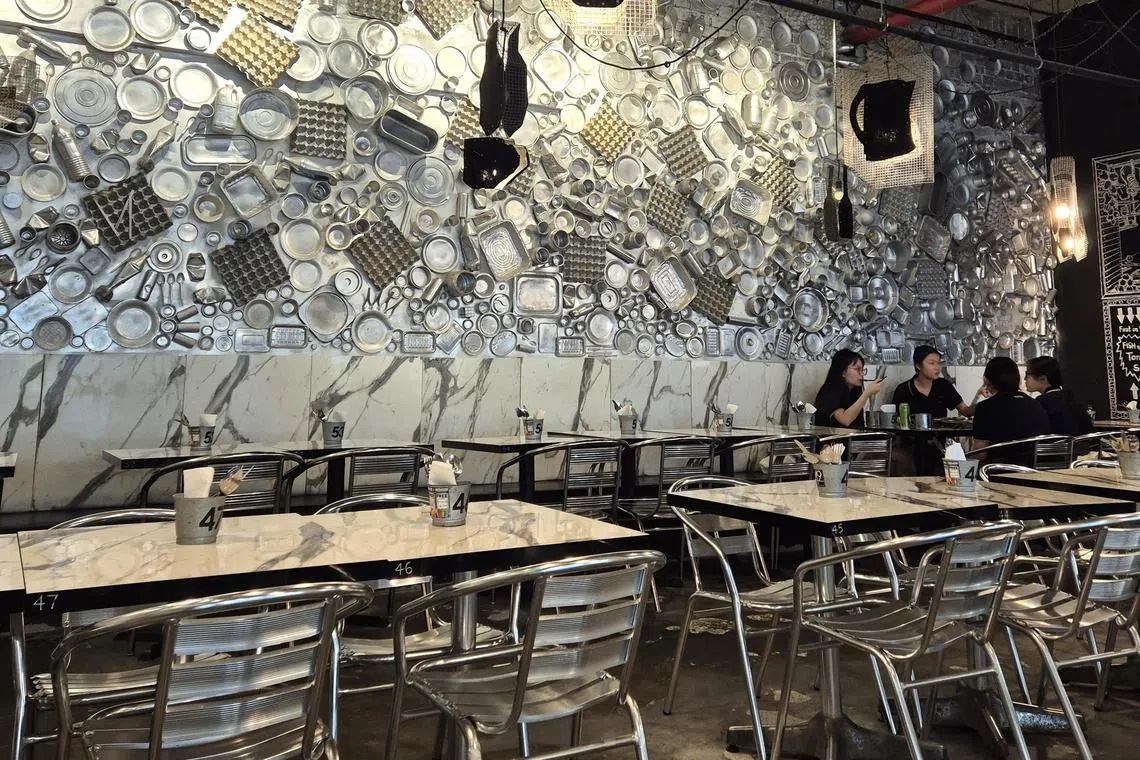 墙壁以大量怀旧杯盘和餐具作为装饰。（陈爱薇摄）