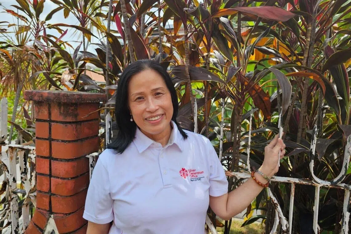 62岁的符金凤去年经同事介绍，报名成为关爱乐龄大使。过去两个月，她多次从实龙岗的住家步行到静山区附近，先后探访那一区的10多名年长居民。（受访者提供）