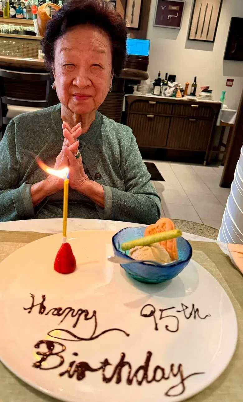 阿宝在社媒上分享了母亲的近照，只见照片中的方太红光满面、神采奕奕。（互联网）