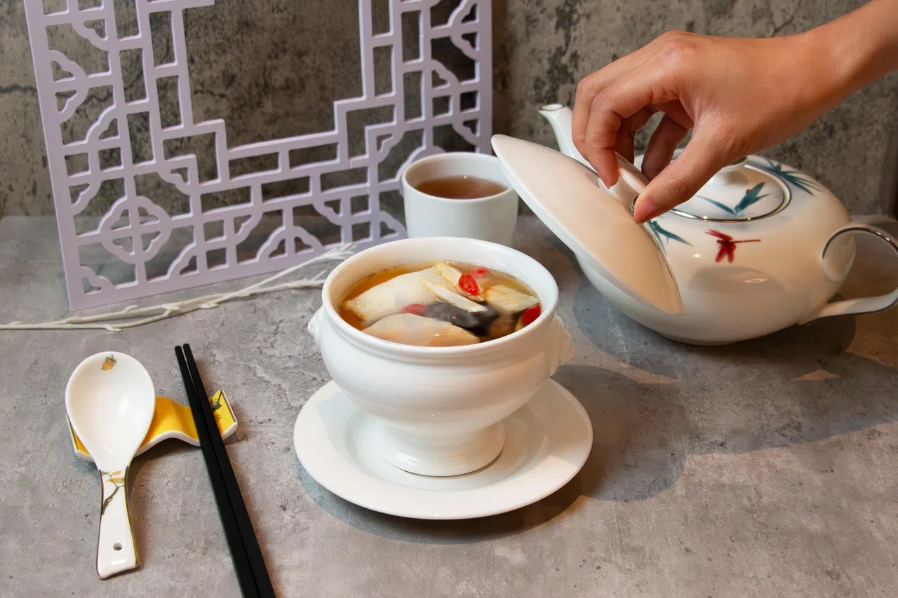 素佛跳墙汤头清香浓郁，结合花菇、竹笙、板栗、芋头、猴头菇等食材，以小火慢炖数小时。（酒店提供）