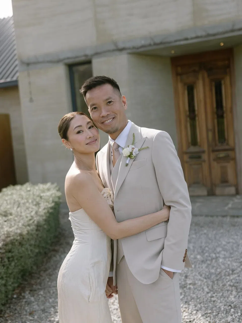 胡定欣（左）在中秋佳节分享已婚喜讯。（取自胡定欣Instagram）