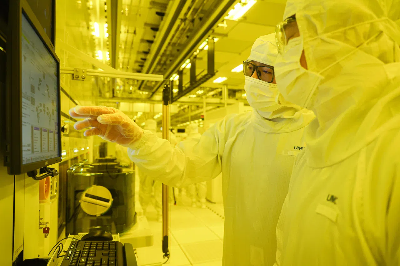 黄光柔和，能够有效过滤紫外线，避免不必要的曝光，确保光刻胶不会受到过度曝光影响。（李冠卫摄）