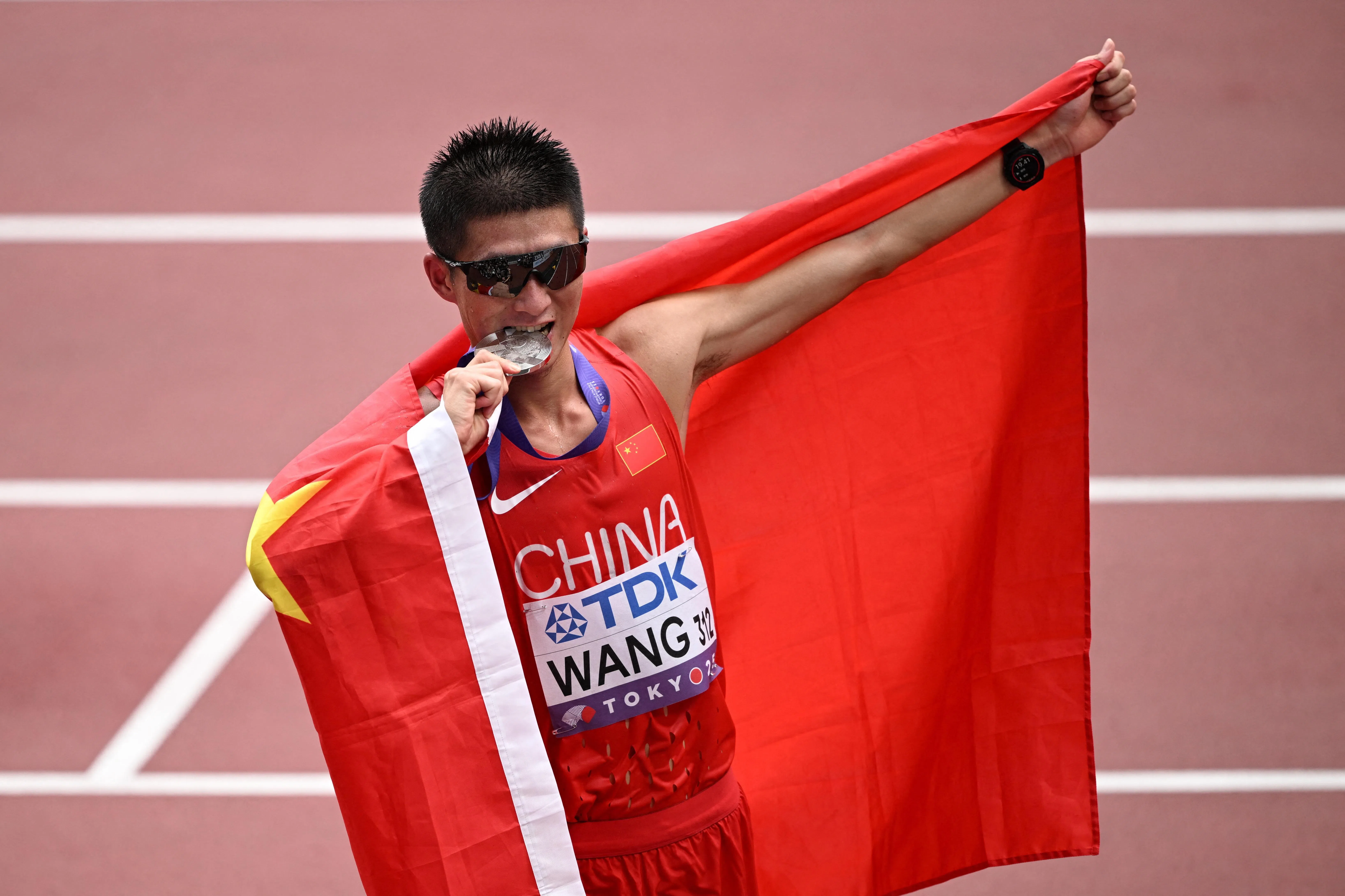 中国的王朝朝以1小时18分43秒摘下男子20公里竞走银牌。（路透社）
