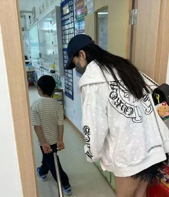 网民曝光杨颖送儿子上学的照片。（互联网）
