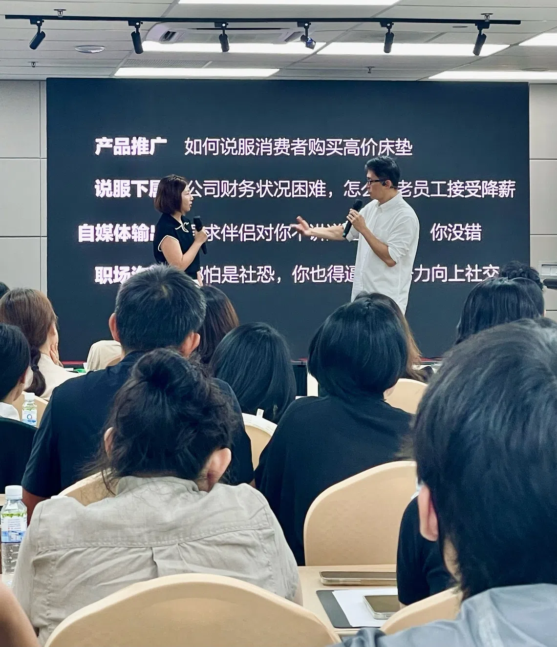 导师胡渐彪设计了多种情境演讲题目，学员需在两分钟内构思并上台发言。他最后再依照学员的逻辑亲自示范与点拨。（周佳铃摄）