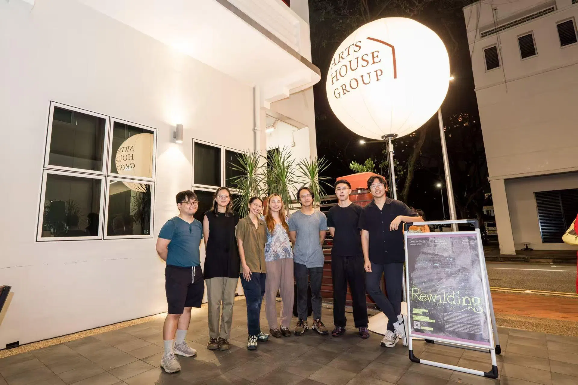 对于这群青年艺术家而言，野化的或许不仅是城市边缘地带，也包括艺术生产的方式本身。图为项目制作成员李永乐（左起）、黄爱卿和艺术家Izyanti Asa’ari、郑俐龄、林伟境、林友杰和何勇权。（艺苑公司提供）