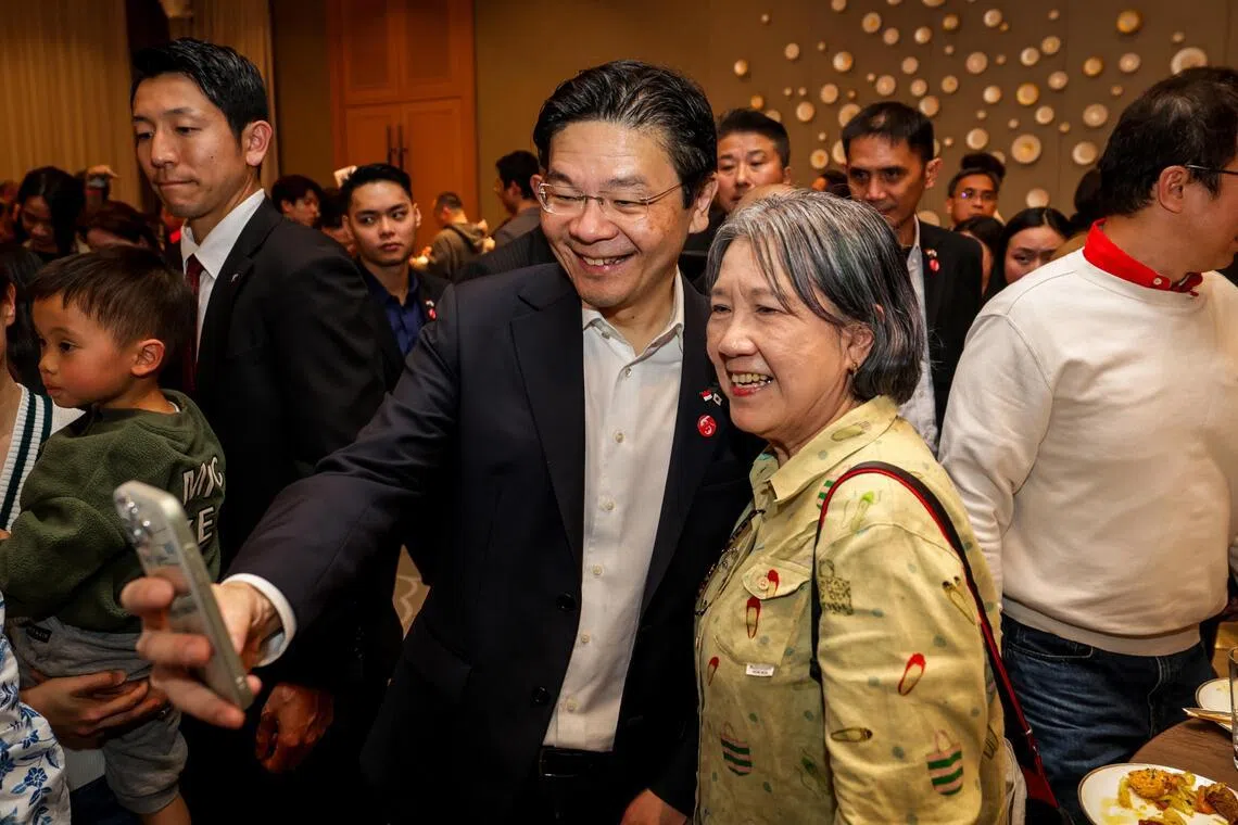 30多年前随日籍丈夫移居日本的朱云丽（右）在旅日新加坡人招待会上，与黄循财总理自拍合照。（叶振忠摄）