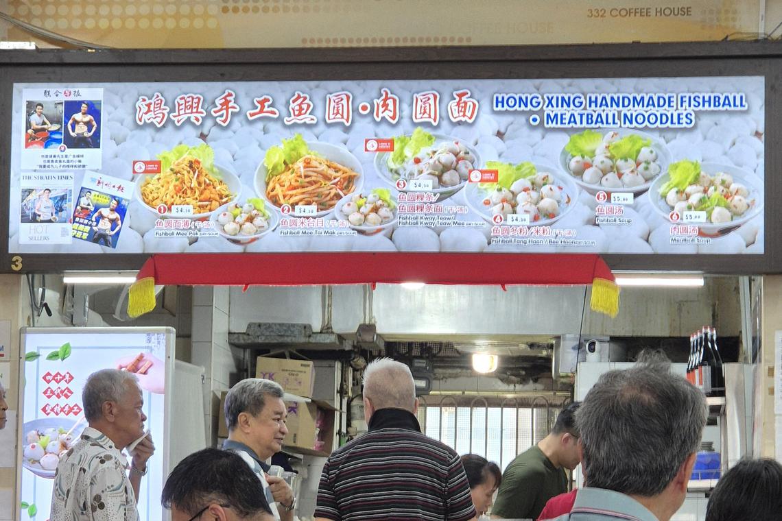 宏茂桥的鸿兴手工鱼圆肉圆面，午餐时段排起长龙。（陈爱薇摄）