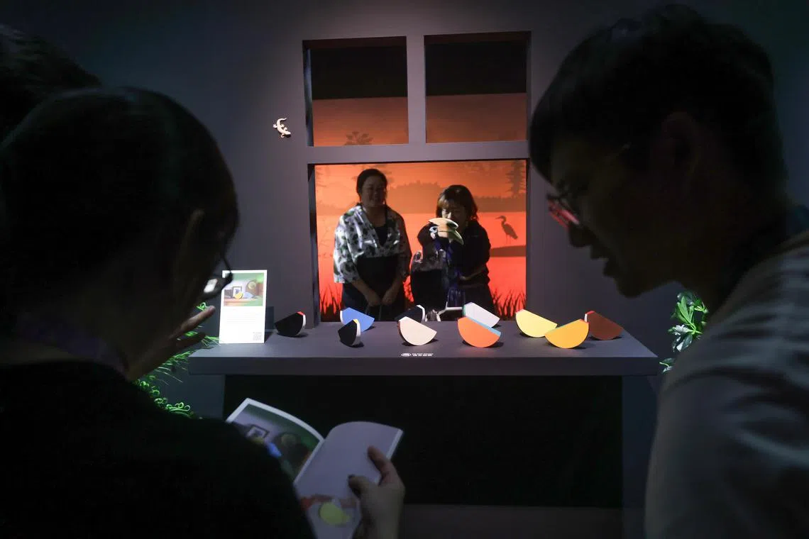 这一作品呈现精雕的木制不倒翁，通过迷人的色彩和有趣的动作，唤起了人们对11种热带鸟类的记忆。（蔡家增摄）