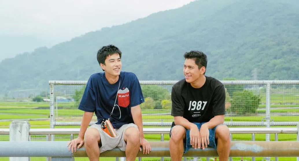 曾敬骅（左）与朱轩洋一起经历八堂转大人的课题。（互联网）