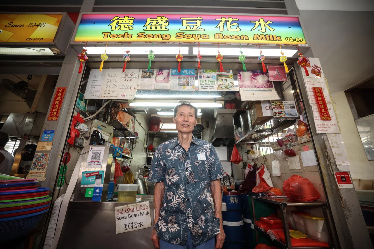 卢德盛担任中峇鲁市场小贩联谊会主席超过10年，1985年至今都在中峇鲁卖豆花水，并亲力亲为解决摊主面对的问题。（关俊威摄）