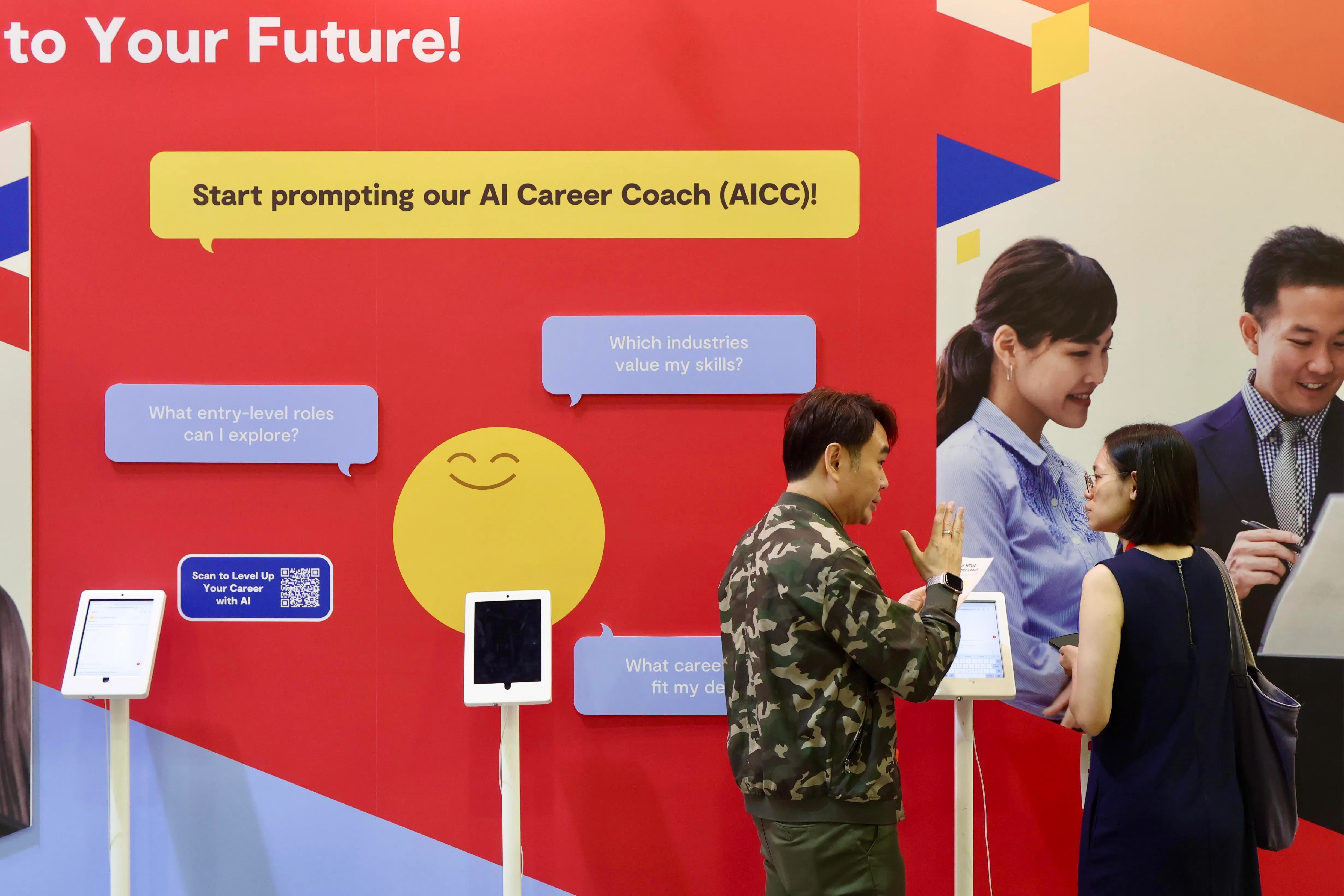 全国职工总会去年7月推出一站式智能自助平台，通过人工智能职业导师这个AI工具，协助求职者。（陈斌勤摄）