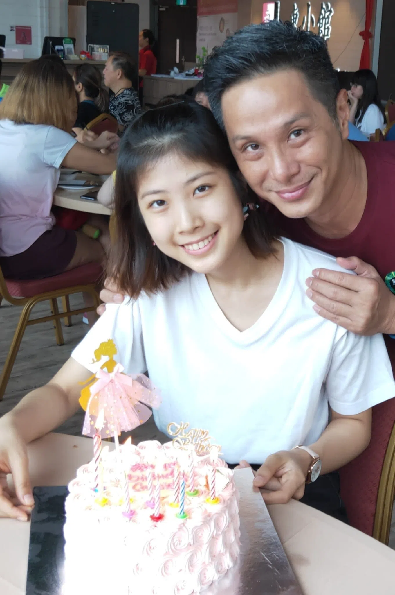以前的小女孩长大成人，让身为父亲的钱翰群（右）倍感欣慰。（受访者提供）