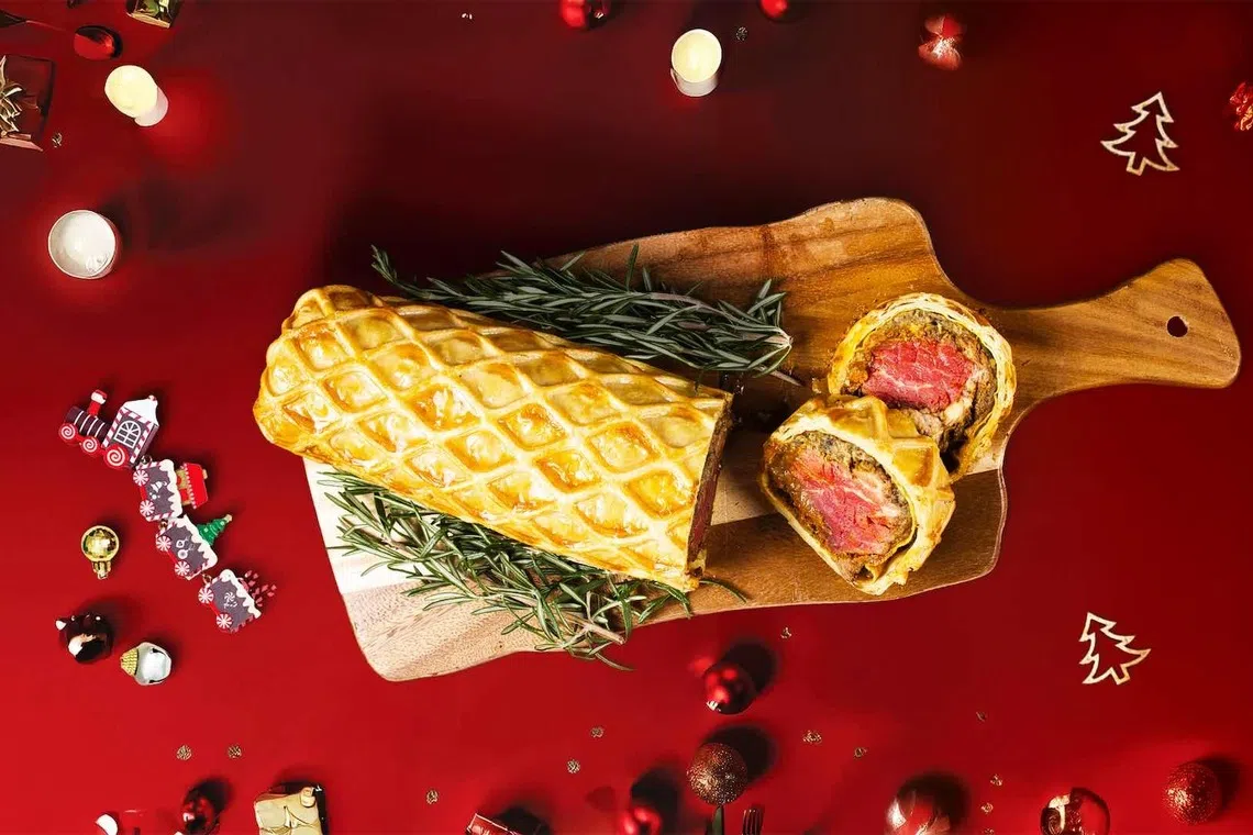 21 on Rajah餐馆的佳节自助餐，可尝到本地风味牛肉仁当威灵顿。（餐馆提供）