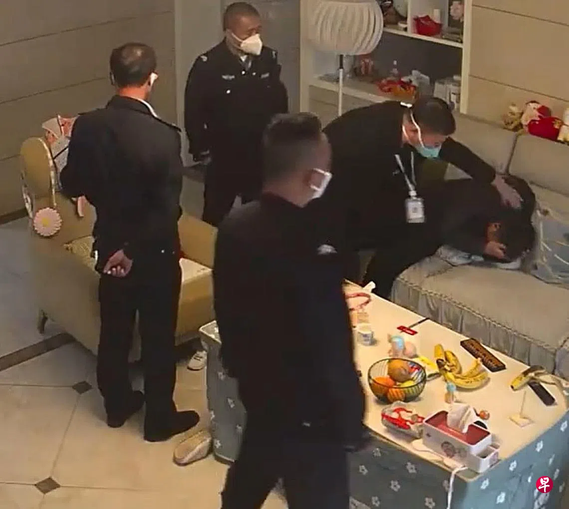 湖南浏阳一街道工作人员入室打人官方：涉事人员已停职| 联合早报