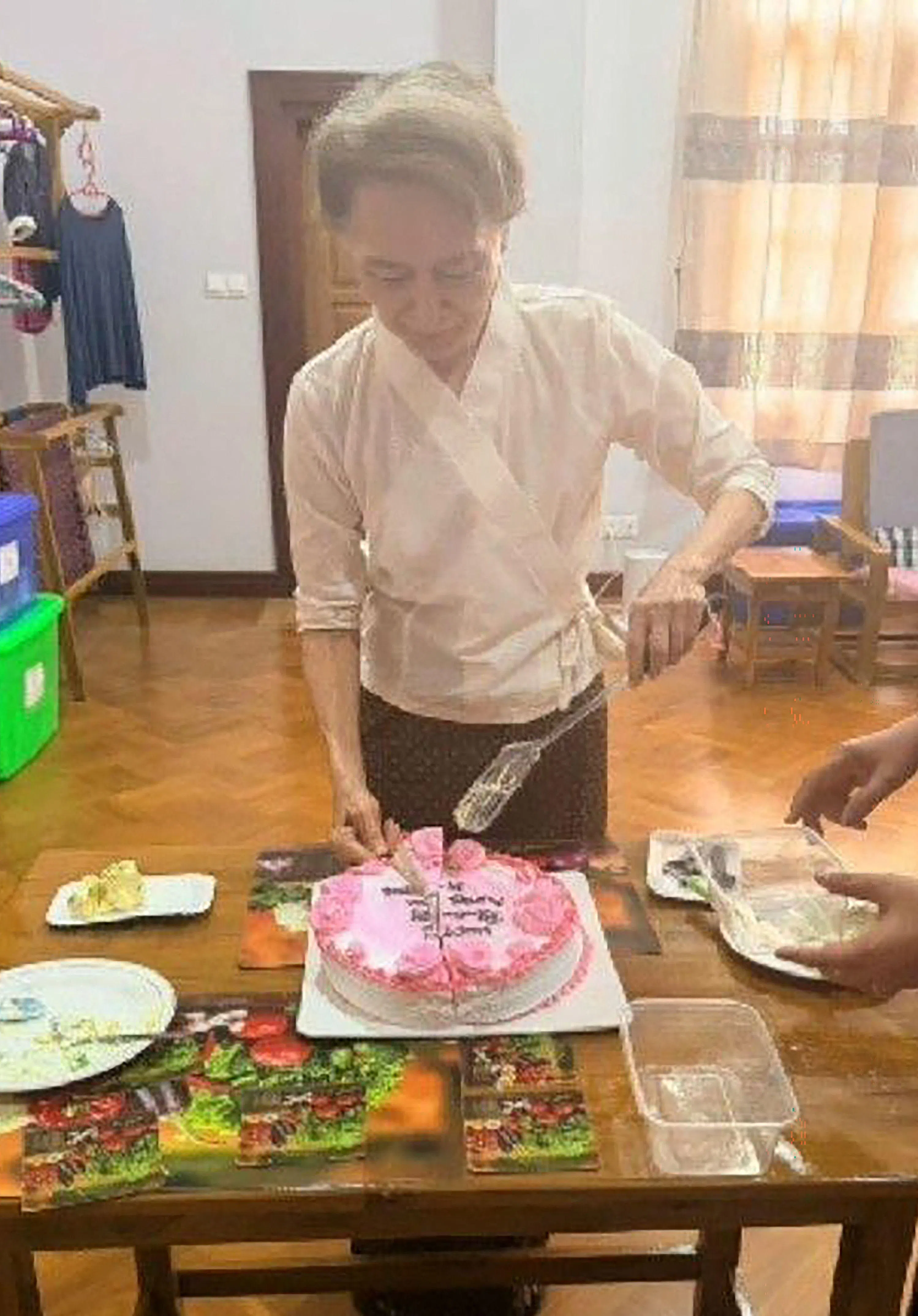 缅甸总统新闻与信息局于8月3日发布的照片显示，翁山淑枝今年过生日时在内比都切蛋糕。（法新社）