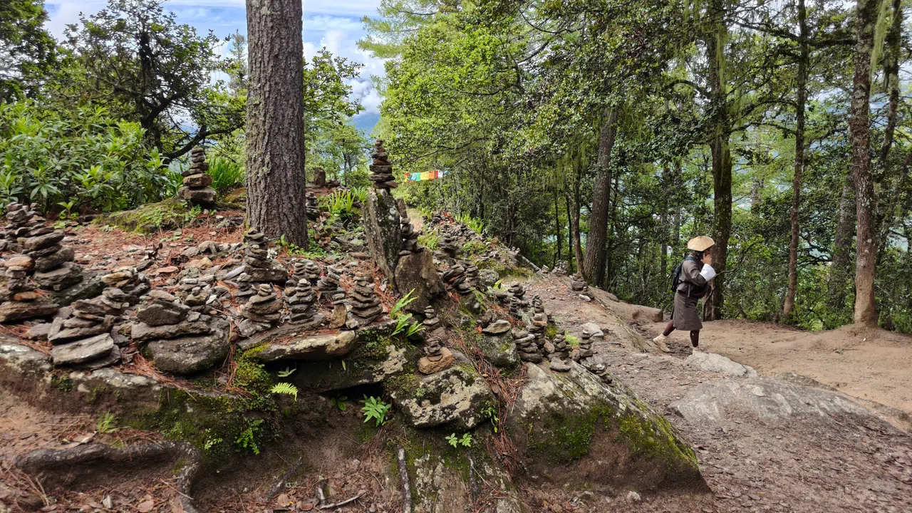 前往虎穴寺路上会看见许多象征祈愿与祝福的小石塔。（陈默汎摄）
