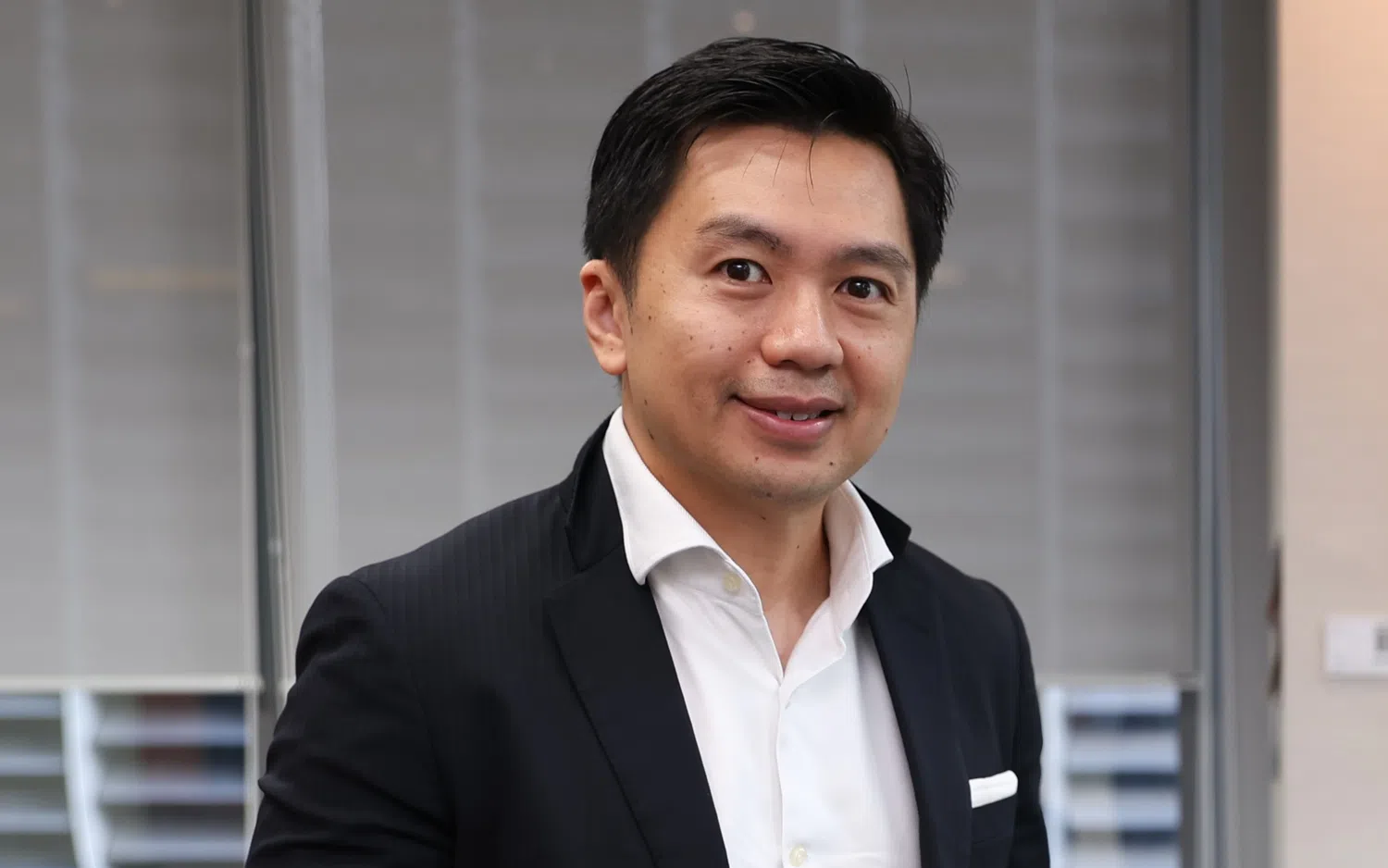 “员工必须趁还有时间，抓紧机会重新自我培训。切莫错过这个时机，要不然他们未来面对的将不仅是裁员行动，而是达不到绩效的问题，这会更让他们措手不及。”——大华银行集团人力资源主管唐自强