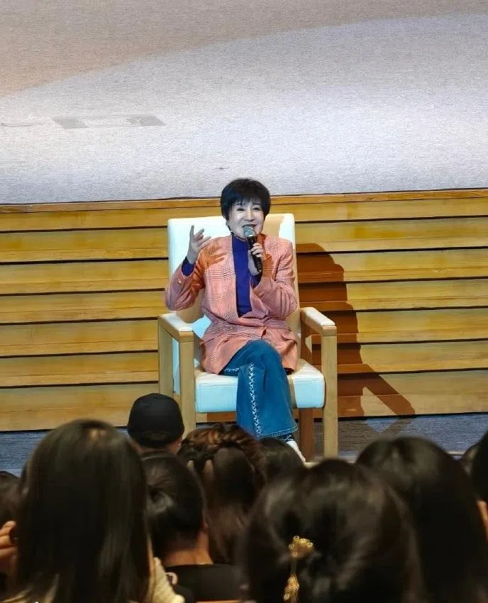 叶青日前在厦门举办影迷交流会，与粉丝相见欢。（互联网）