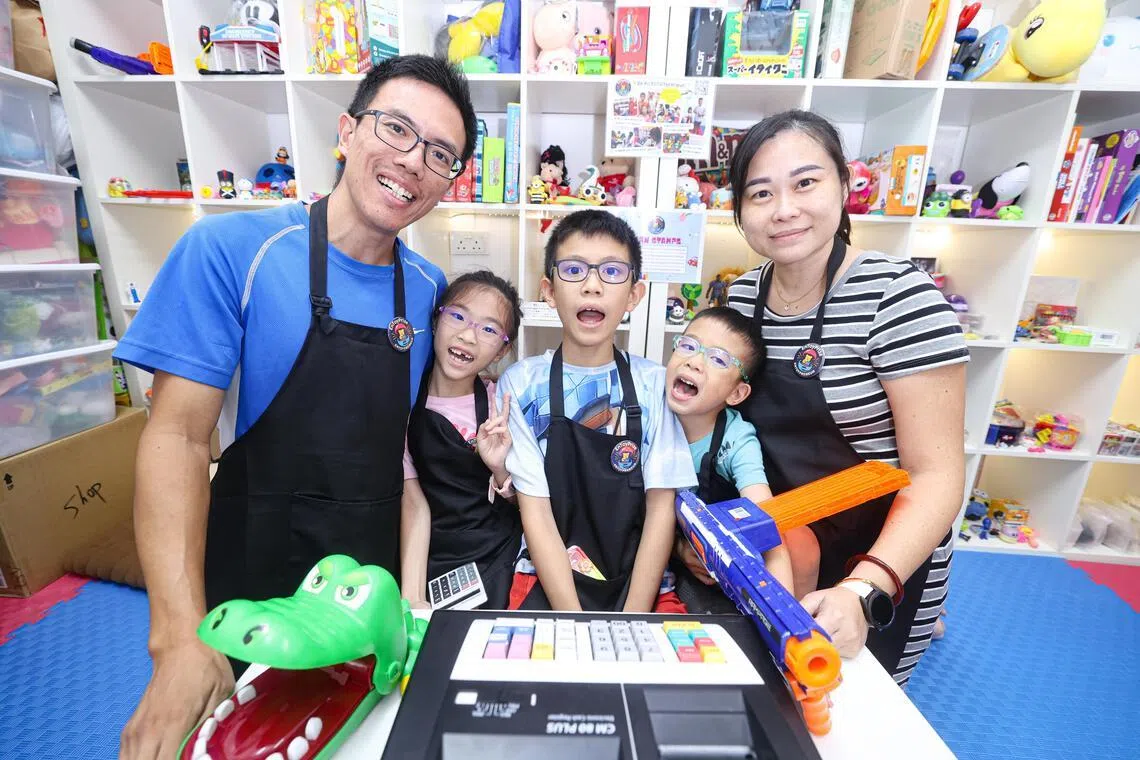 全会宇（左起）、全德雅、全德心、全德义和林雨薇全家上阵，经营二手玩具店“小买卖”。（关俊威摄）