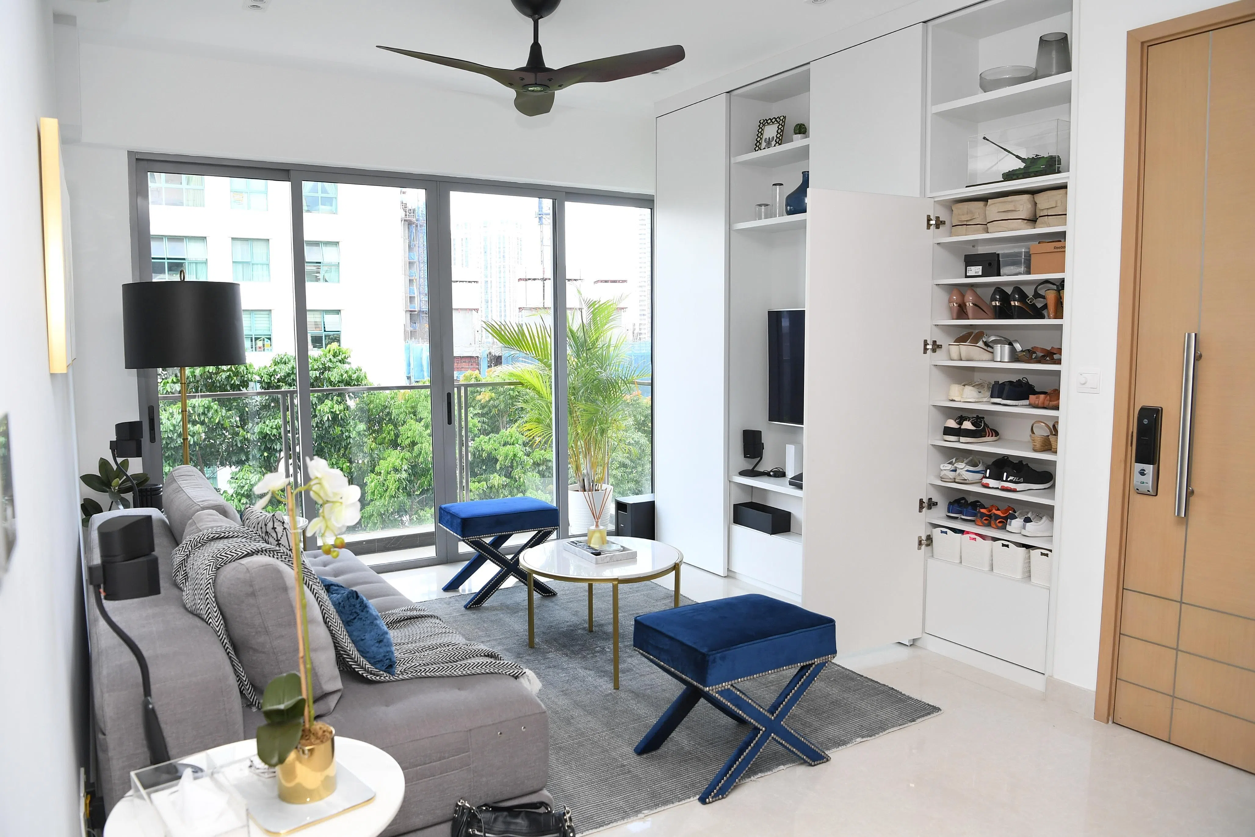 一物多用减少家具，如蓝色脚凳可转换为座位或临时茶几。（档案照）