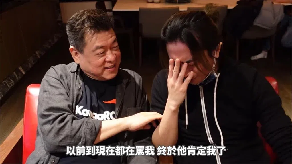 孙德荣（左）与Toro情同父子，之前淡出荧幕多年的Toro现身孙德荣的YouTube节目《孙肿来了》，展现好交情。（互联网）