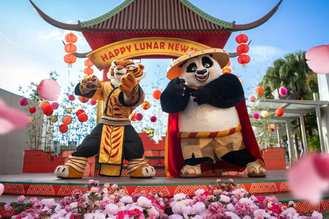 阿宝与悍娇虎将在环球影城分发幸运饼干，为游客送上满满祝福。（圣淘沙名胜世界提供）