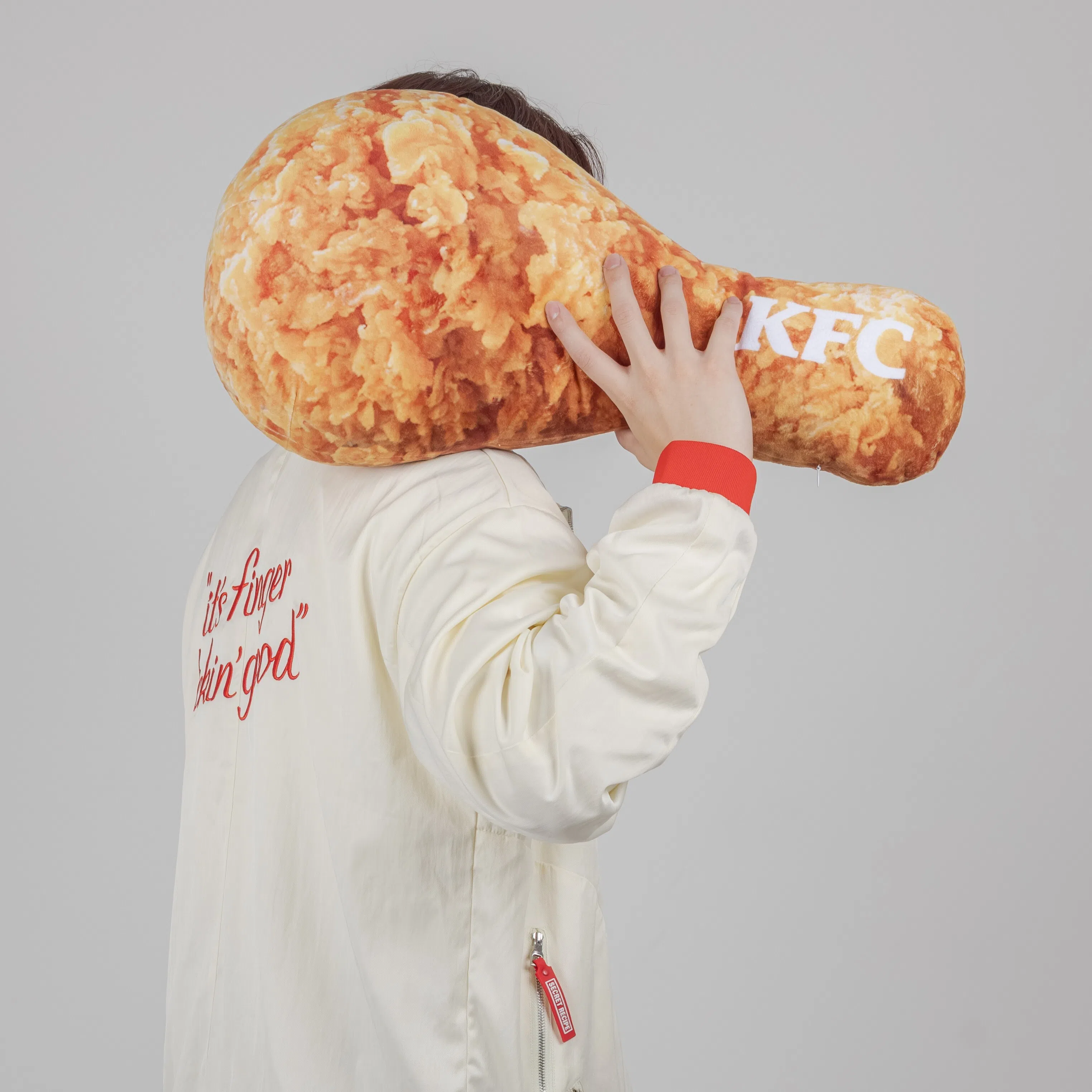 KFC大鸡腿造型抱枕。（品牌提供）