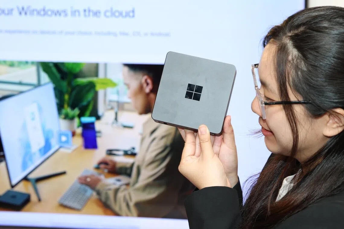 Windows 365 Link设备星期四正式在本地推出。一台设备不到500克，也不含本地操作系统，让用户能方便、安全地连接至个人云端账号。（何家俊摄）