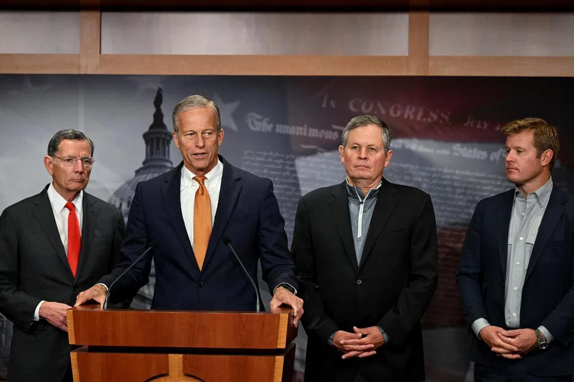 美国国会参议院多数党领袖约翰·图恩（左二）在参议院投票后的新闻发布会上讲话。（路透社）