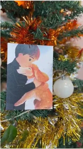 陈泂江将特制的圣诞卡送给粉丝。（新艺经纪提供）