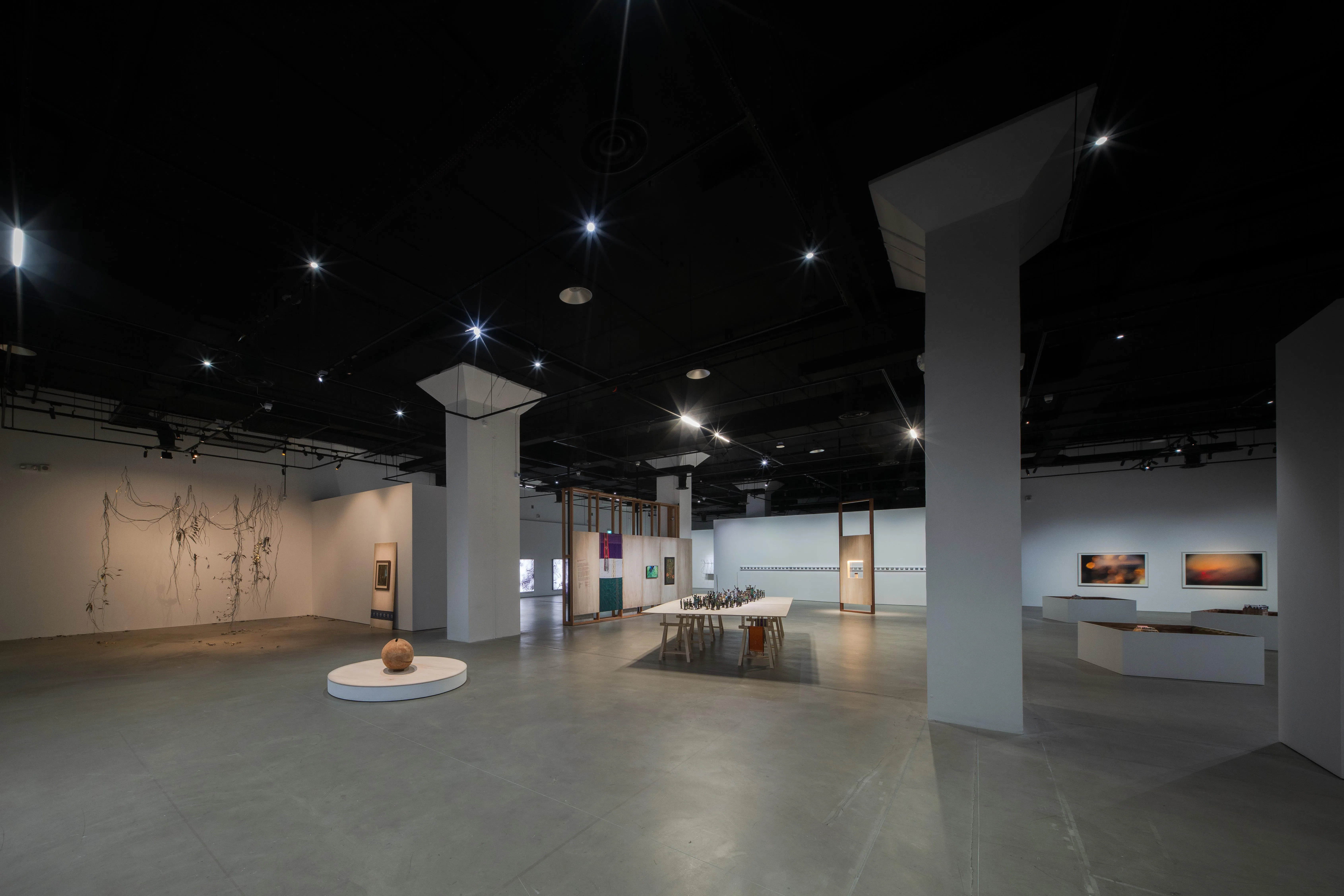 新加坡美术馆主展馆展览涵盖国家典藏现代与当代作品。（新加坡美术馆提供）