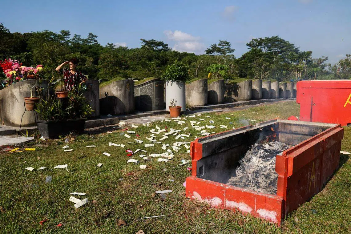 蔡厝港坟场配有多种焚烧冥纸的容器，环境局提醒公众以安全方式祭拜，以免发生火灾。（卓祾祎摄）