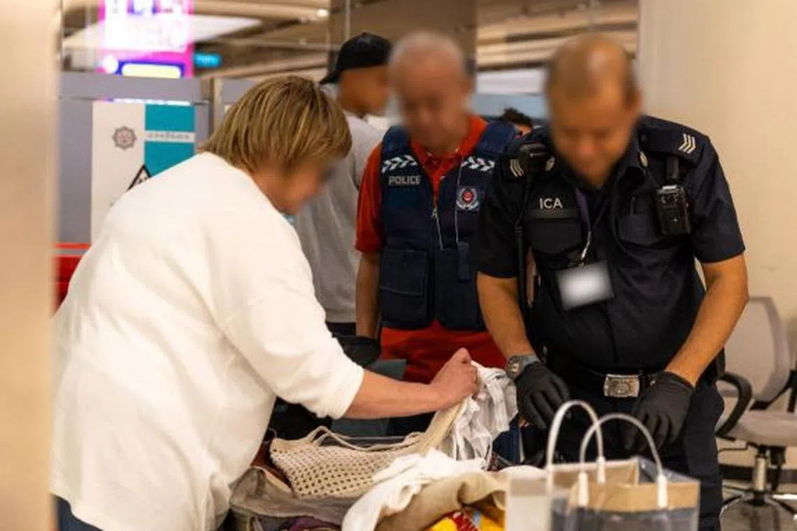 六个机构于5月21日至27日在海陆空关卡展开执法行动，共检查逾1万9000名旅客、1600多辆车，以及超过2万6000件行李和手提包。（联合文告提供）