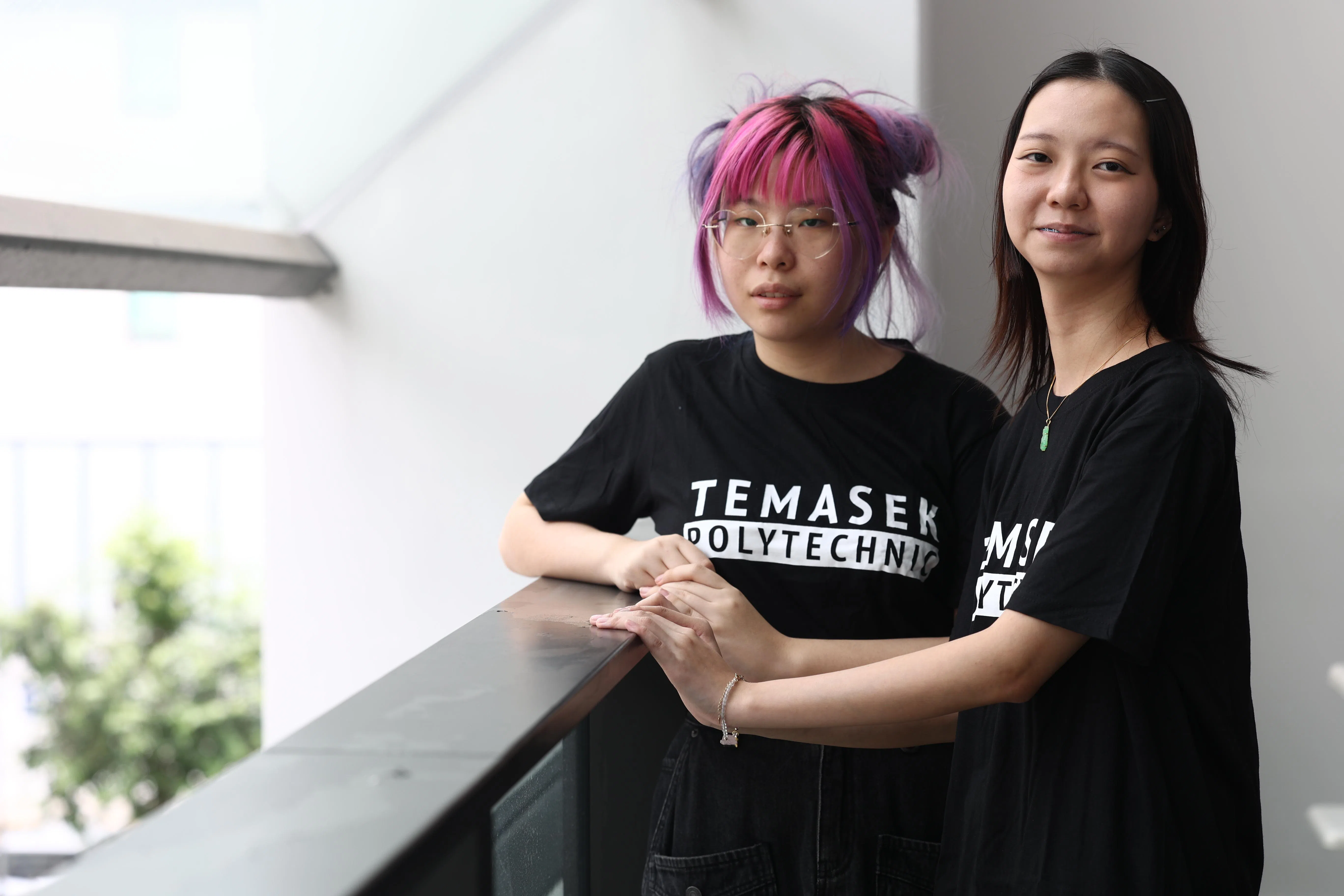 何叡禛（左）与王昱菱（右）从使用者角度，分享与AI合作的体验。（郑一鸣摄）