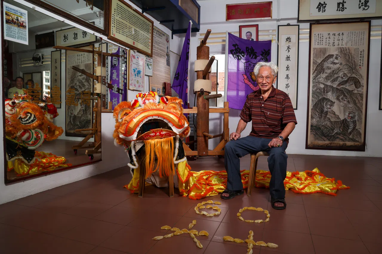 本地鸿胜馆第五代掌门人谢炎顺（88岁）少时爱看连环书，对习武产生浓厚兴趣，因而拜入名师关文经的门下，一练就是半个世纪，如今身子依旧十分硬朗。（白艳琳 张俊杰摄）